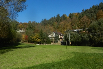 Widok domu od strony łąki