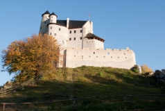 Zamek w Bobolicach - widok od strony ścieżki z kierunku zamku w Mirowie