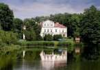 Widok na Pałac Raczyńskich od strony stawu